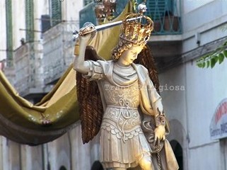 Trani religiosa, applausi e cori per la statua di San Michele Arcangelo in pellegrinaggio in città