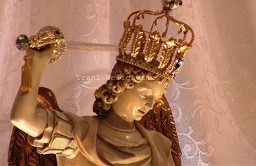 Trani religiosa, la processione con l'immagine di San Michele Arcangelo