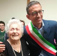Cento anni ed una famiglia che cresce ancora: anche il sindaco di Trani, ieri, alla festa di Raffaella Garro