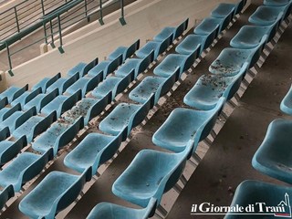 Stadio di Trani, fra tiri in porta e al piccione: pagare un biglietto per sedersi sugli escrementi