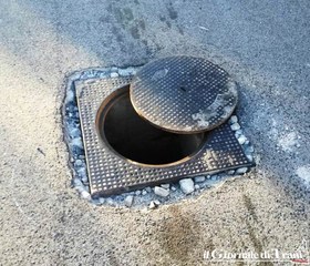 Morto l'automobilista di Trani gravemente ferito nell'incidente del 12 luglio. E, in via Papa Giovanni, saltano tombini e si rischia ancora la pelle