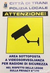 Rifiuti fuori orario, la Polizia locale di Trani continua a multare. E spuntano i cartelli delle fototrappola