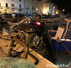 FOTO e VIDEO. Auto in acqua nel porto di Trani: nessuno a bordo, nessuna barca ormeggiata in quel punto
