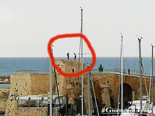 «Com'è bello il telefonino, se lo uso sul fortino»: arriva anche a Trani la moda del «Daredevil selfie»