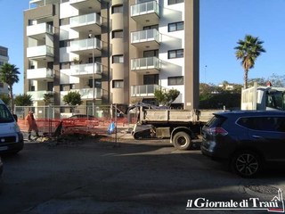 «Stabilizzazioni» a Trani, questa volta gioisce la rotonda di via Istria: in corso i lavori di riparazione