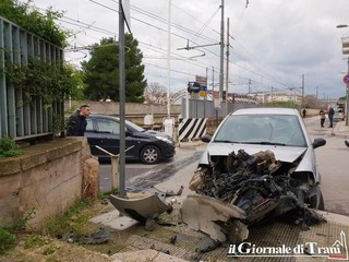 Malore mentre guida, si schianta contro un marciapiede accanto al passaggio a livello di Trani: è fuori pericolo