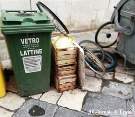 Trani, pericolo in strada da tre giorni: amianto nelle cassette della frutta a pochi passi dalla fermata dei bus dei turisti