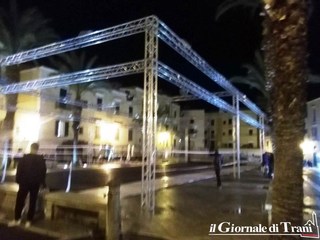 Natale di Trani, la pista di pattinaggio in piazza Teatro sarà inaugurata il 1mo dicembre. Troppi intrusi, però, nella struttura ancora in fase di montaggio