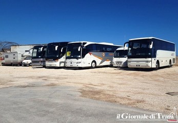 Cari bus turistici, Trani vi dà il benvenuto e vi invita a pagare la tassa d'ingresso: 30 euro per parcheggiare in via Finanzieri