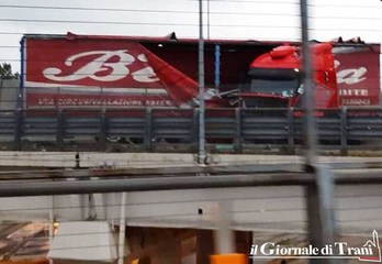 Tir di traverso a Trani centro: per miracolo, stavolta, non finisce giù