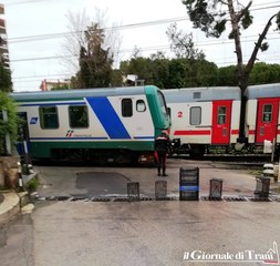 Trani, abbattuta una barriera del passaggio a livello: disagi per la circolazione