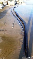 Le mareggiate fanno emergere i tubi dell'acqua del bar sulla spiaggia: l'Ufficio locale marittimo ne dispone la rimozione