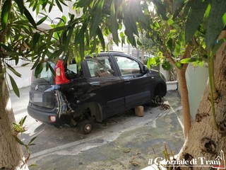 Trani, torna la banda del tufo: auto senza ruote in un cortile di via Madre Anna Ventura