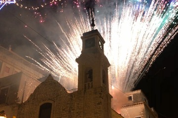 VIDEO. Fuochi e luminarie su San Rocco, Trani «incantata»