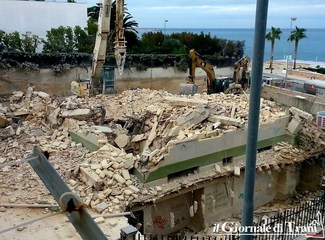 Lungomare di Trani, adesso sì che l'ex caserma dei carabinieri non c'è più. Fra un anno, il nuovo edificio