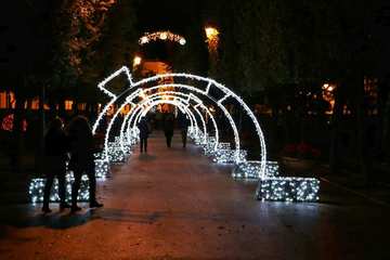 FOTO e VIDEO. Trani, l'incanto continua: luci e colori in villa e sugli edifici del porto
