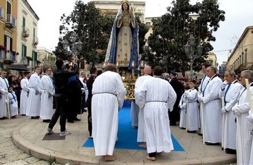 VIDEO. Trani religiosa, la processione per le vie e l'affidamento della città all'Immacolata