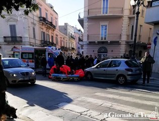 Accecato dal sole contro, non scorge il pedone che attraversa la strada: donna investita nel pieno centro di Trani