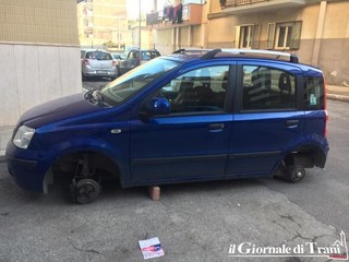 Quattro ruote: «rivista» non in edicola, ma per le strade di Trani. A terra un'altra Panda