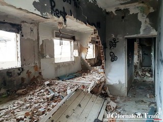 FOTO. E l'ex sciala De Simone è già un luogo di devastazione: sul lungomare di Trani ecco lo «Psicopedagogico bis»