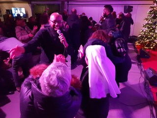 FOTO e VIDEO. Laura Wilson ed il suo gruppo incantano Trani a ritmo di gospel:  è il primo regalo della Fondazione Seca