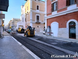 Bitumazione delle strade di Trani, lavori in corso in via De Roggiero