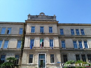 Orologi pubblici di Trani, le lancette si  fermano su 3.200 euro di manutenzione