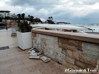Trani, a Marechiaro resiste la pedana ma cade a pezzi il muretto