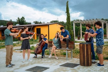 I ragazzi della Compagnia del Cigno questa sera a «La prima volta»: dalla Parodi anche la violoncellista di Trani, Chiara Pia Aurora