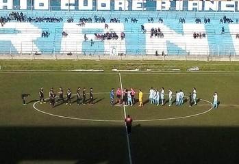 Trani un'ora con un uomo in meno, al Comunale brinda il Brindisi: 0-3