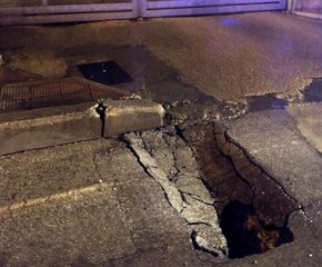 Maltempo a Trani, una grossa voragine all'esterno dello stadio comunale