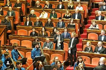 La violoncellista di Trani e gli altri ragazzi de La compagnia del Cigno ricevuti in Senato. Oggi l'ultima puntata della fiction