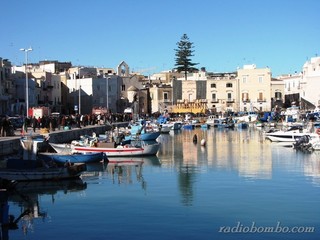 Anziana cade in acqua nel porto di Trani: un concorso di soccorritori le salva la vita