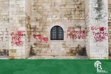 Scritte sulla cattedrale di Trani, l'unica buona notizia è la gara di solidarietà per ripulirla