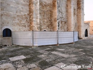 Scritte sulla cattedrale di Trani, un'altra azienda si offre gratuitamente per la loro rimozione. Sporta denuncia e transennata la zona