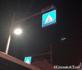 Trani, l'attraversamento luminoso di viale Spagna è finalmente attivo: se vi passa un pedone, lampeggia alle auto
