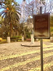 Colonne della via Traiana nella villa di Trani, la Turenum pro loco dona un cartello turistico