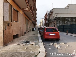 Vento forte a Trani, si sbriciola il rivestimento di un condominio sul lungomare. Problemi anche in via Caposele e i bidoncini volano dappertutto