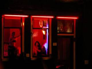 Casa a luci rosse scoperta e sequestrata a Trani, denunciato a piede libero il conduttore