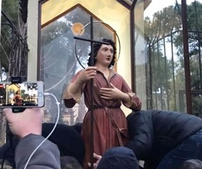 FOTO e VIDEO. Trani religiosa e il ritorno a casa di San Nicola: ricollocata la statua del Patrono nell'edicola di via Baldassarre