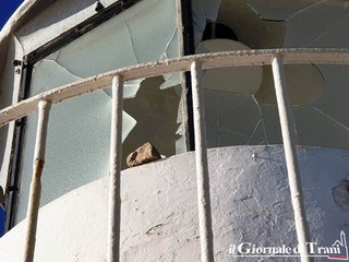 Porto di Trani, sette fori nel faro: soltanto una delle otto vetrate ha retto ai sassi dei vandali. Ancora vetri al suolo, questa settimana la riparazione