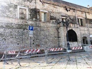 Giù calcinacci da Palazzo Caccetta e cinque stalli della sosta, da giorni, non sono utilizzabili: Amet chiederà i danni alla Diocesi di Trani