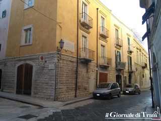 Liberata definitivamente casa Bovio: l'ultimo occupante era stato estratto per lavorare sei mesi in Amiu. Il sindaco di Trani: «Ora possiamo rilanciarla»