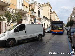 Trani, parcheggia il  furgoncino in diagonale in via Cavour: disagi per un mezzo pubblico dell'Amet