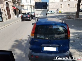 Piazza Gradenigo, auto di incivili al posto dei bus: per Trani turistica è il primo giorno di primavera da bollino nero