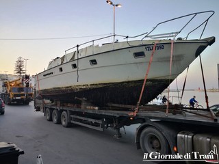 Porto di Trani, recuperato dopo due settimane il relitto dello scafo affondato in darsena