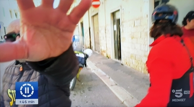 Cerca la droga e trova le armi. E nel pezzo di Striscia a Trani spunta anche un'ex guardia giurata