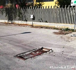 Trani, in via Scanderbeg ci risiamo: la grata torna ad essere un pericolo per la circolazione