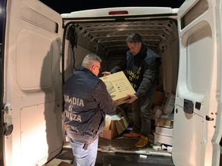 Scorge la pattuglia e abbandona furgone: la Guardia di finanza di Trani recupera dispositivi elettronici rubati per un valore di 50mila euro