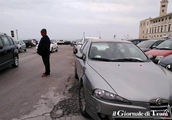 Tra castello e tribunale di Trani comandano gli abusivi: in piazza Re Manfredi anche lo spazio per circolare è quasi finito